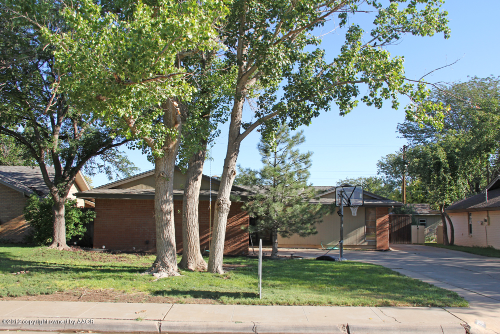 7208 Jameson Road Amarillo, TX 79106 - Photo 2 of 40 a front view of a house with garden