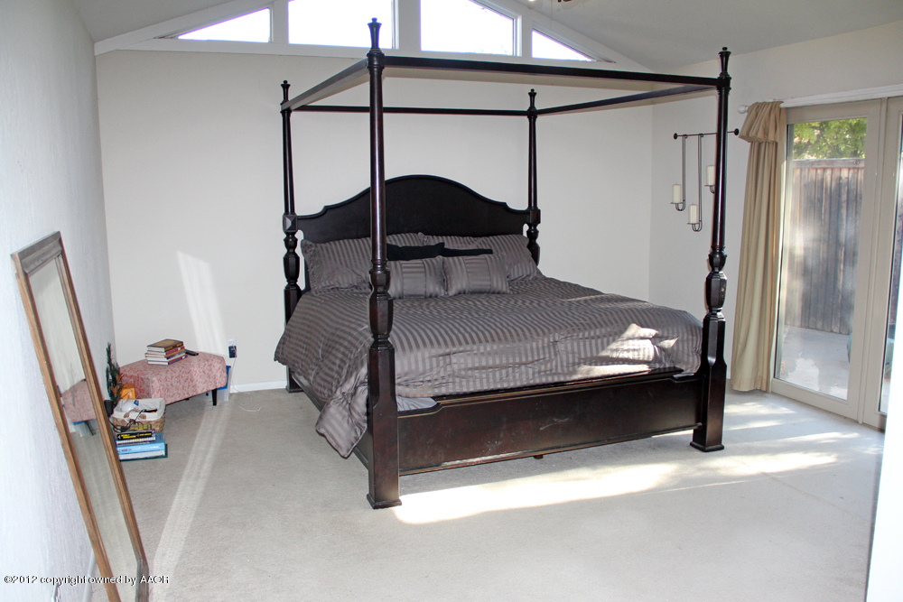 7208 Jameson Road Amarillo, TX 79106 - Photo 17 of 40 a bedroom with a bed and a mirror