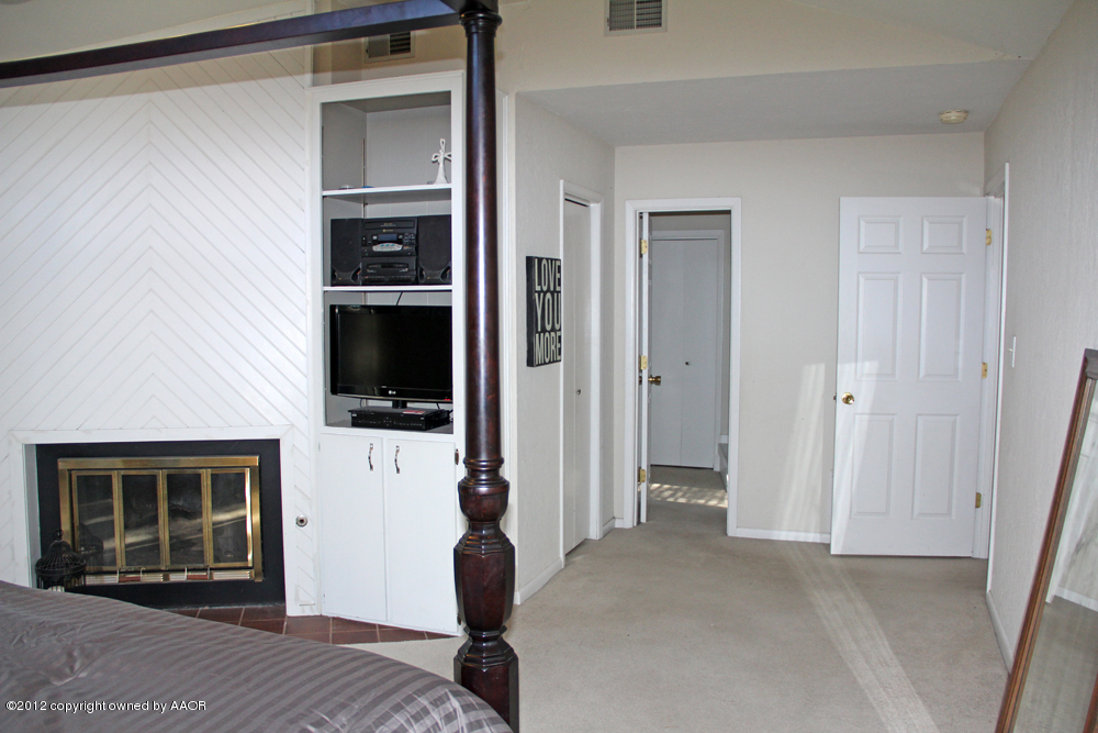 7208 Jameson Road Amarillo, TX 79106 - Photo 18 of 40 a view of a livingroom with a flat screen tv