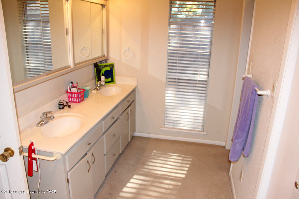 7208 Jameson Road Amarillo, TX 79106 - Photo 19 of 40 a bathroom with a sink and a window