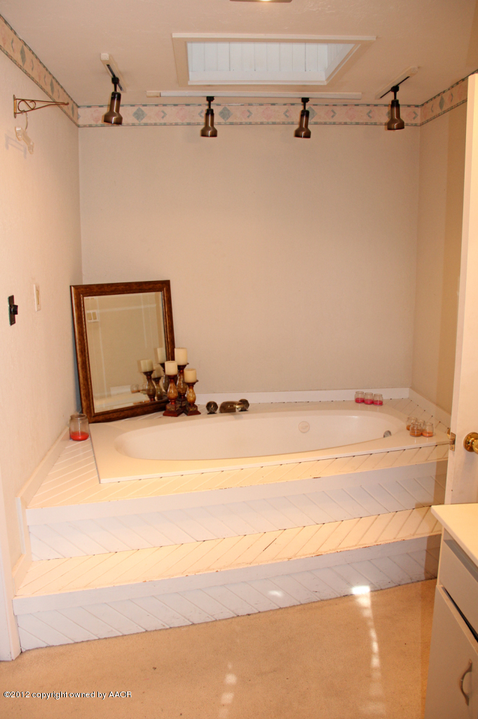 7208 Jameson Road Amarillo, TX 79106 - Photo 20 of 40 a bathroom with a tub
