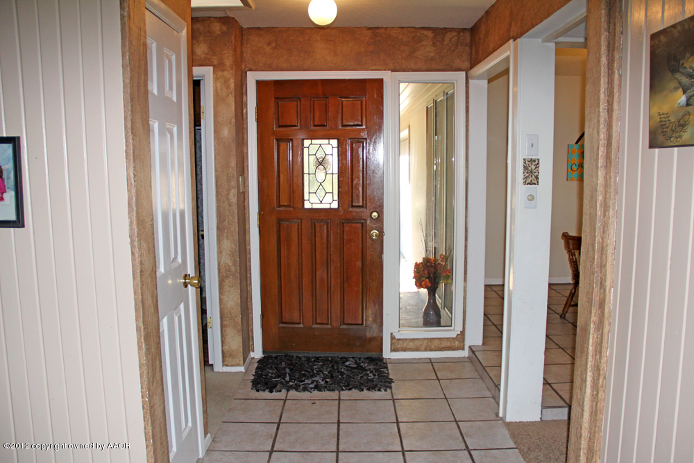 7208 Jameson Road Amarillo, TX 79106 - Photo 3 of 40 a view of a hallway with wooden floor and a bathroom