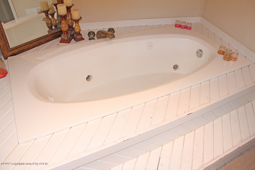 7208 Jameson Road Amarillo, TX 79106 - Photo 21 of 40 a bathroom with a tub