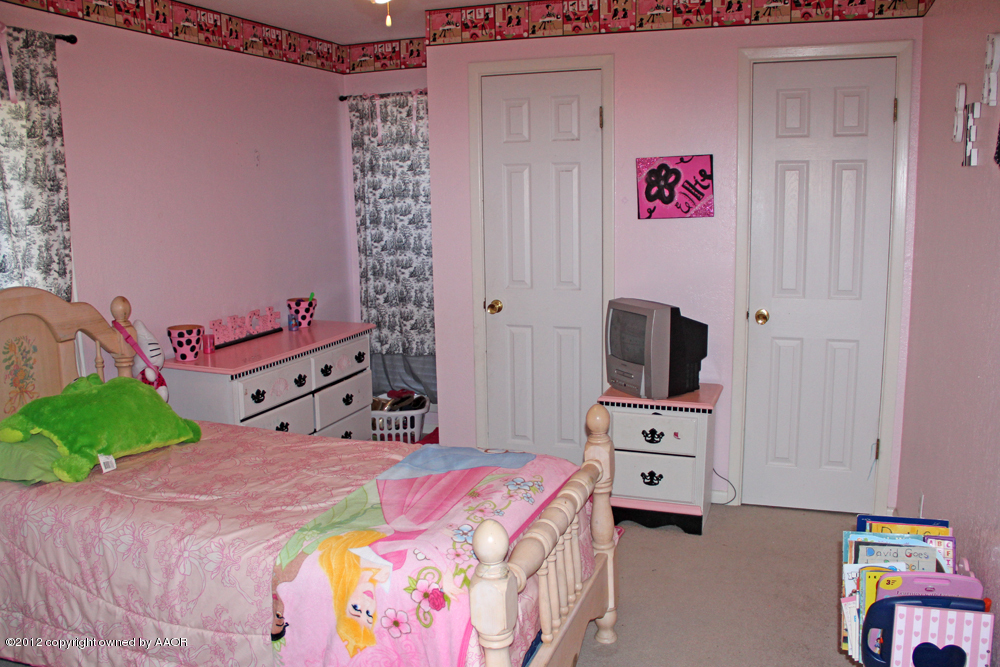 7208 Jameson Road Amarillo, TX 79106 - Photo 29 of 40 a bedroom with a bed and a tv in it