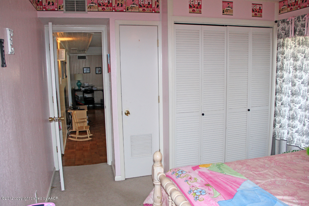 7208 Jameson Road Amarillo, TX 79106 - Photo 30 of 40 a bedroom with a bed and a bathroom