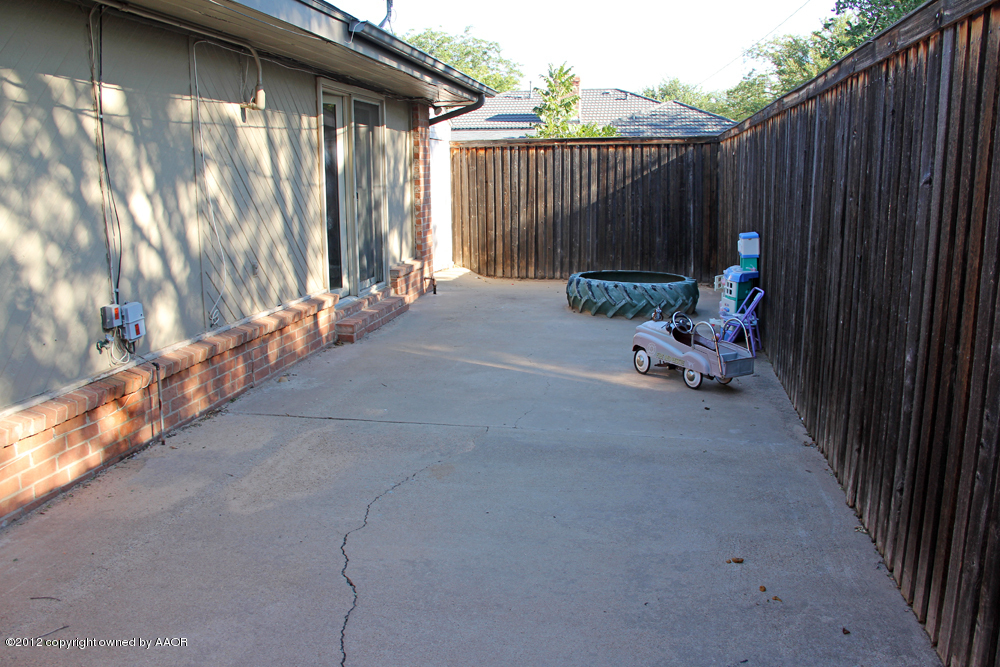 7208 Jameson Road Amarillo, TX 79106 - Photo 33 of 40 a backyard of a house with table and chairs