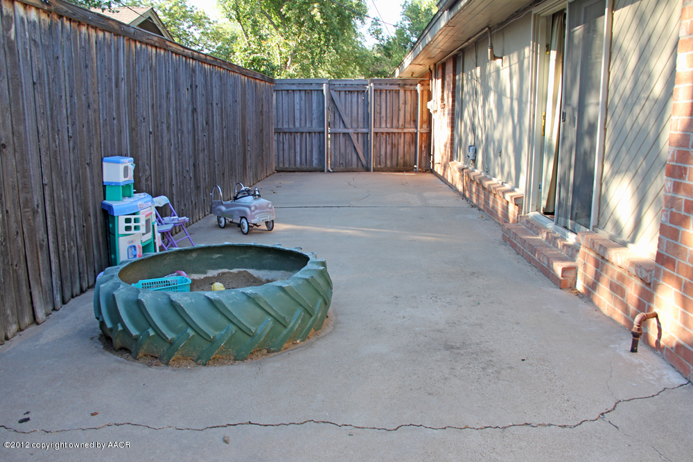 7208 Jameson Road Amarillo, TX 79106 - Photo 34 of 40 a front view of a house having yard