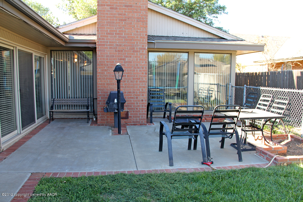 7208 Jameson Road Amarillo, TX 79106 - Photo 35 of 40 a view of a patio with table and chairs and potted plants