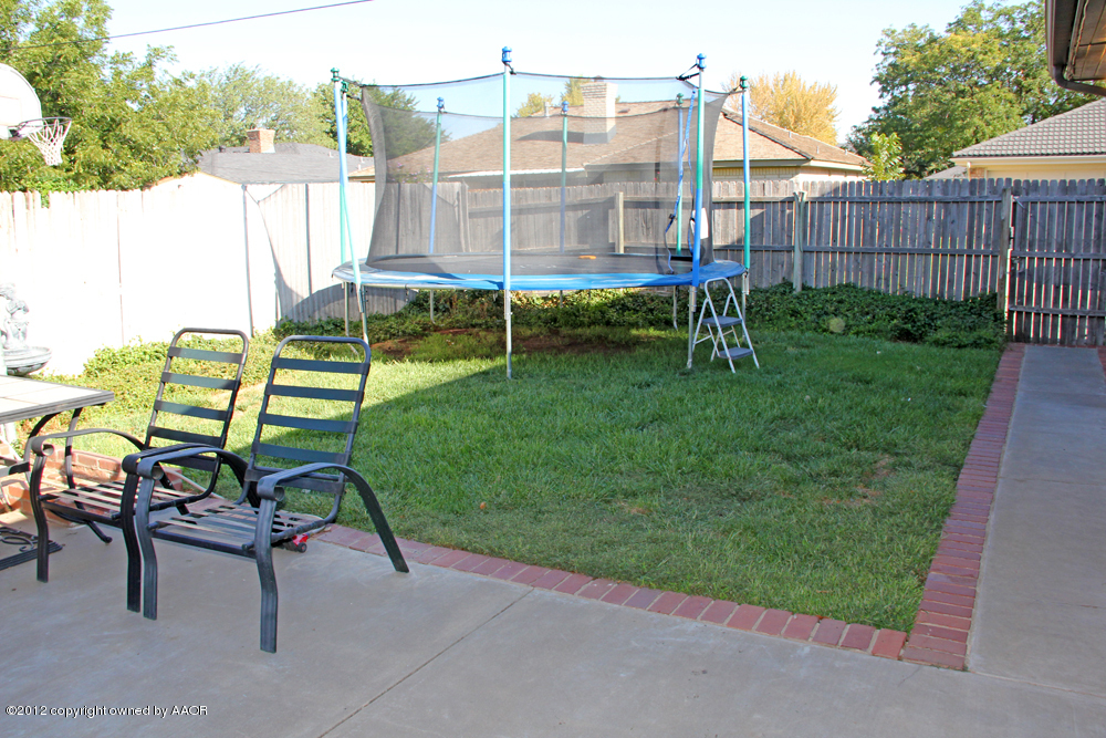 7208 Jameson Road Amarillo, TX 79106 - Photo 36 of 40 a view of a backyard with sitting area and garden