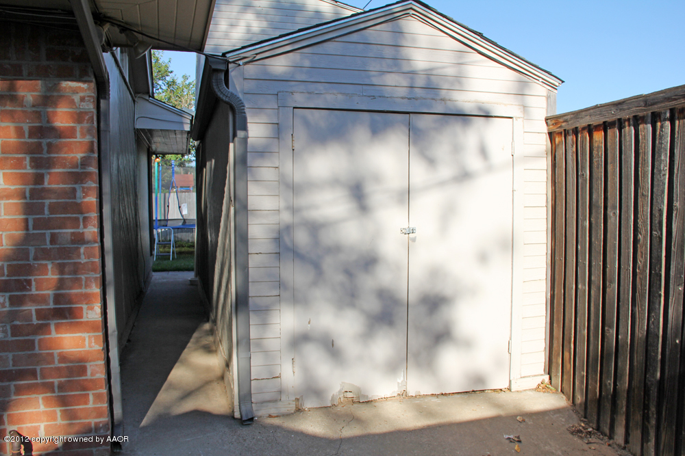 7208 Jameson Road Amarillo, TX 79106 - Photo 40 of 40 a view of a wooden door