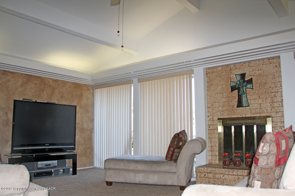 7208 Jameson Road Amarillo, TX 79106 - Photo 5 of 40 a living room with furniture and a flat screen tv