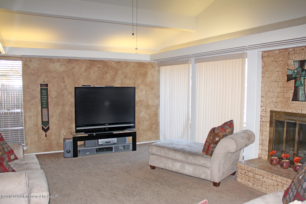 7208 Jameson Road Amarillo, TX 79106 - Photo 6 of 40 a living room with furniture and a flat screen tv