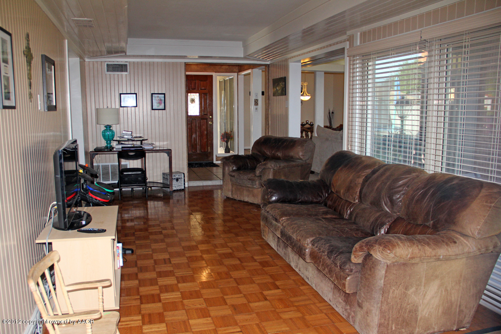 7208 Jameson Road Amarillo, TX 79106 - Photo 10 of 40 a living room with furniture
