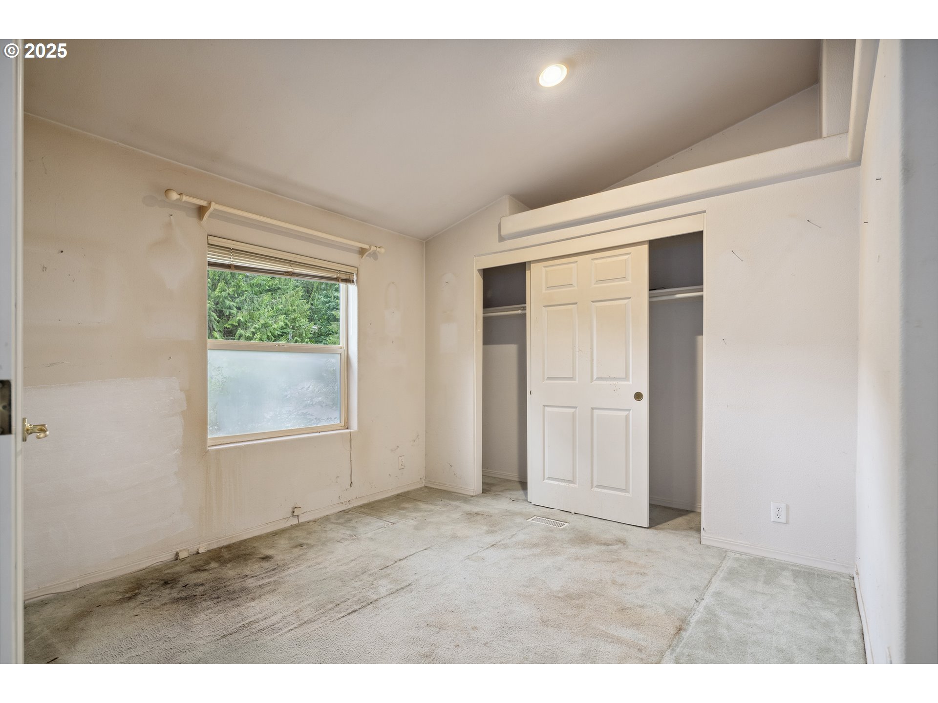 25482 East Cedar Glen Loop Welches, OR 97067 - Photo 4 of 20 an empty room with windows and closet