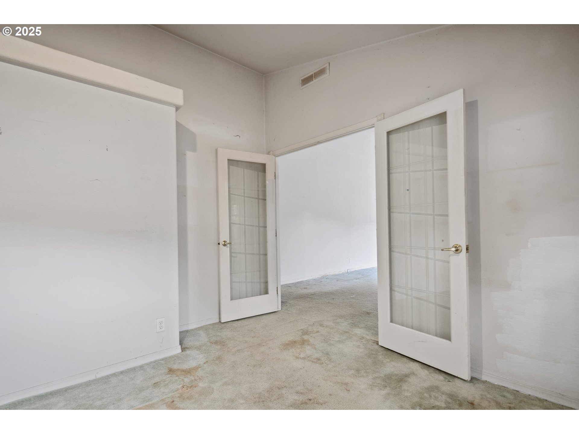 25482 East Cedar Glen Loop Welches, OR 97067 - Photo 6 of 20 a view of an empty room