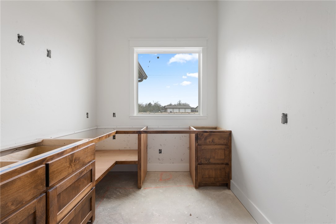 7873 Mathis Crk Drive Bryan, TX 77808 - Photo 10 of 14 a room with a bed and a window