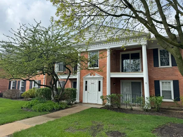$225,000 | 520 Shorely Drive, Unit 102, Barrington, IL 60010