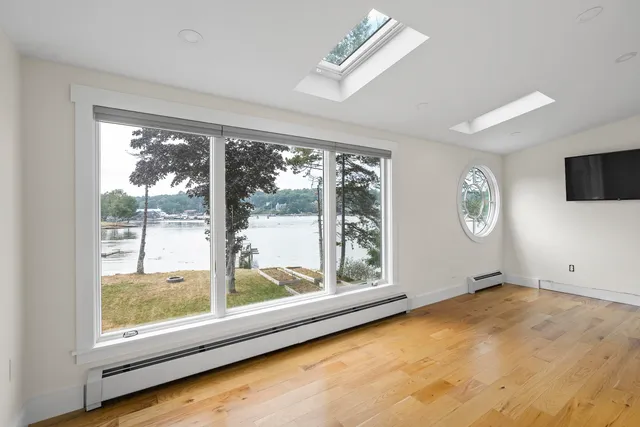 $1,299,000 | 21 Sea Street, Boothbay Harbor, ME 04538