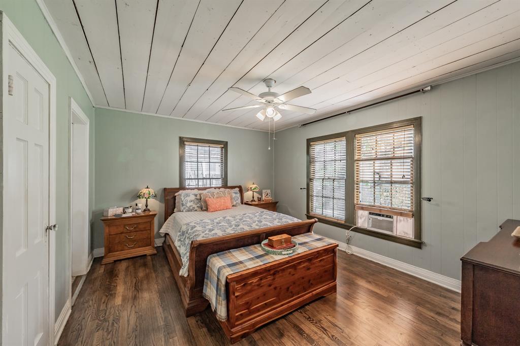 3516 Primrose Avenue Fort Worth, TX 76111 - Photo 16 of 30 a bed room with a bed and a window