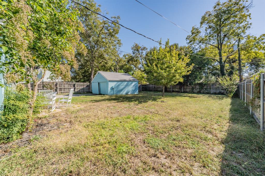 3516 Primrose Avenue Fort Worth, TX 76111 - Photo 30 of 30 a backyard of a house