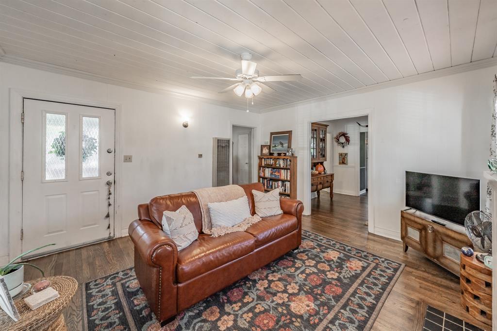 3516 Primrose Avenue Fort Worth, TX 76111 - Photo 7 of 30 a living room with furniture and a flat screen tv
