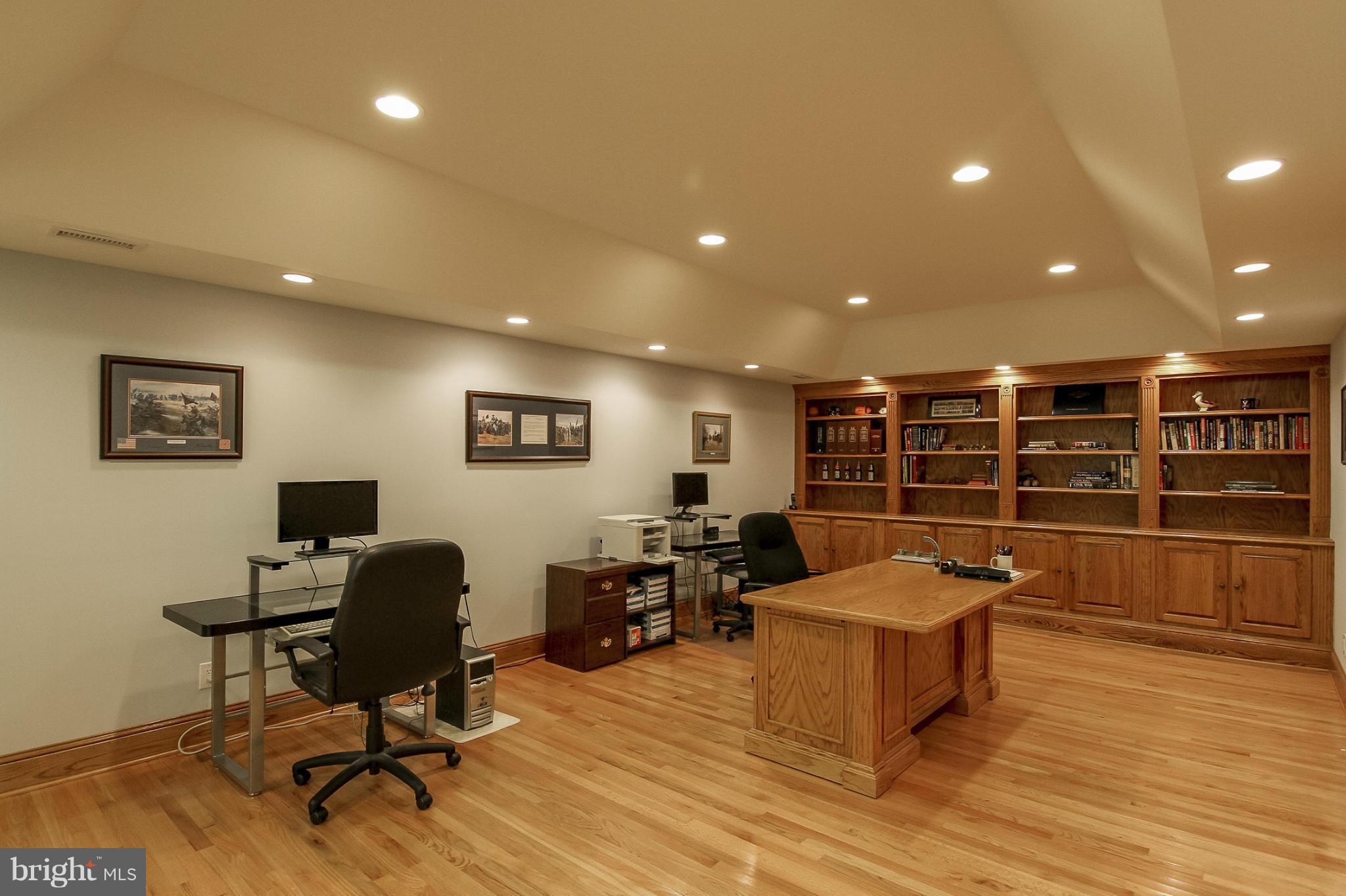 17 Beaver Ridge Road Stafford, VA 22556 - Photo 26 of 30 Lrg Office, Tray Ceiling, Large Oak Built-ins