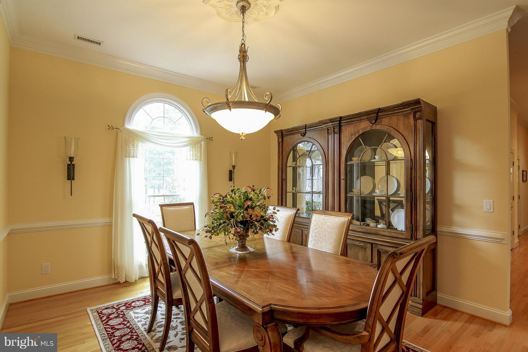 Dining Rm w/ Crown, Chair Rail & Palladian Window
