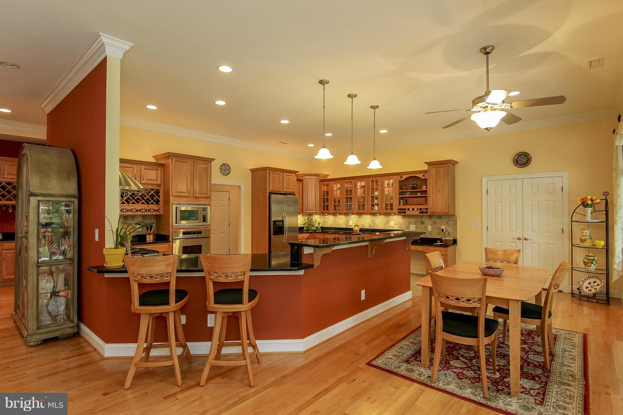 Large Eat-In Kitchen w/Breakfast Bar
