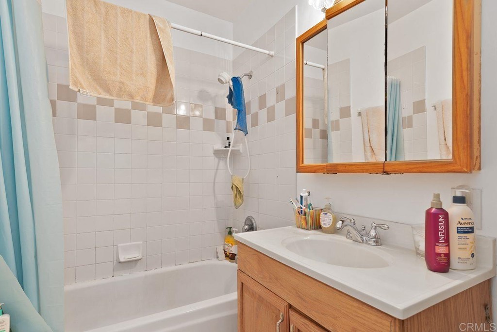 3255 Canyon Street Carlsbad, CA 92008 - Photo 25 of 33 a bathroom with a sink and a bathtub