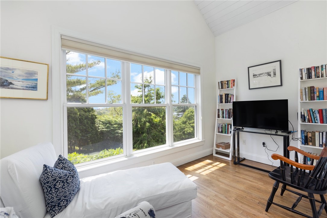 21 Ocean Heights Road Newport, RI 02840 - Photo 4 of 41