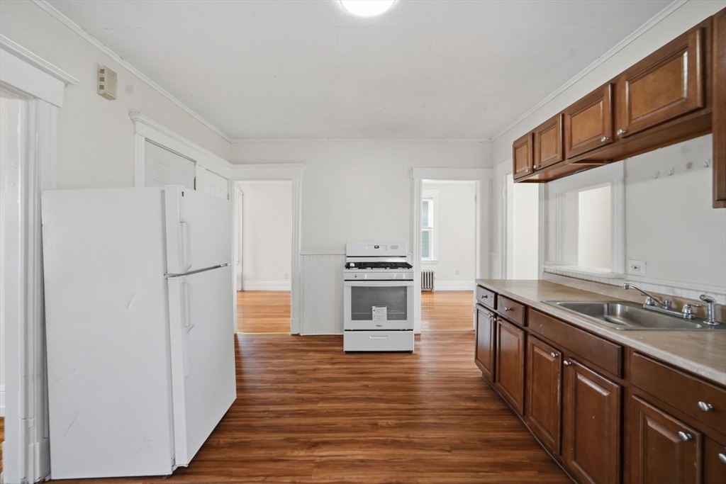 39 Baldwin Street West Springfield, MA 01089 - Photo 4 of 35