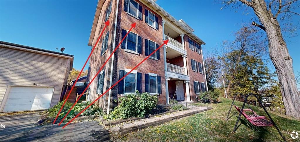 a view of an buildings yard