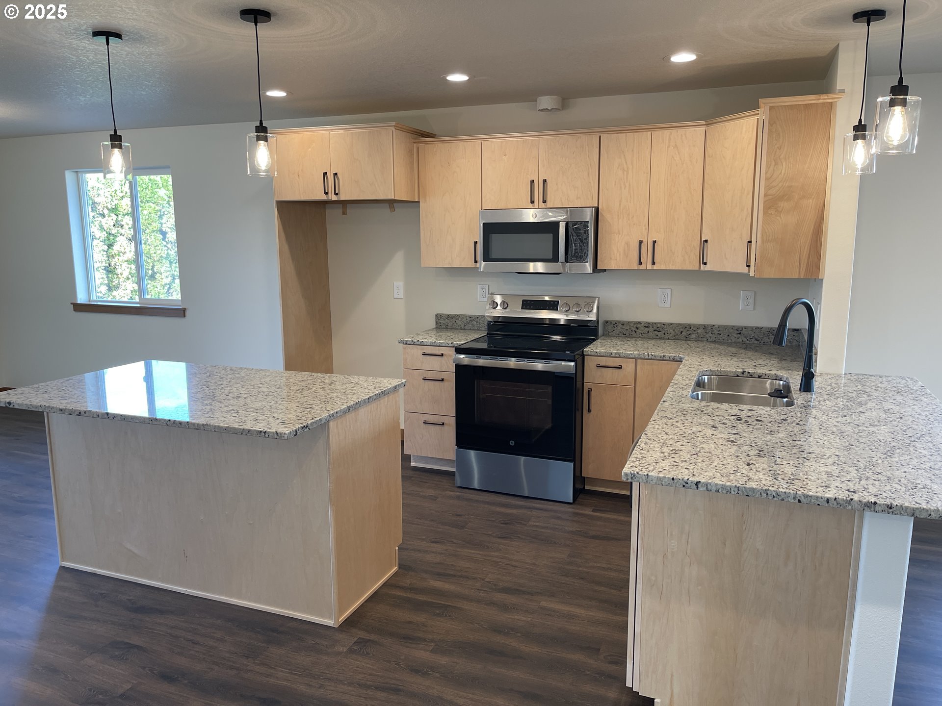 300 North Jellison Street Amity, OR 97101 - Photo 11 of 31