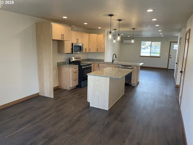 $429,000 | 300 North Jellison Street, Amity, OR 97101