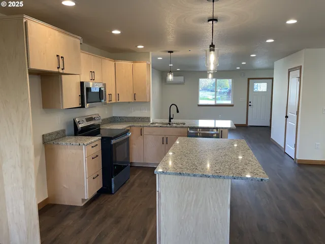 $429,000 | 300 North Jellison Street, Amity, OR 97101