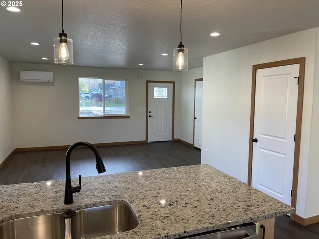 $429,000 | 300 North Jellison Street, Amity, OR 97101