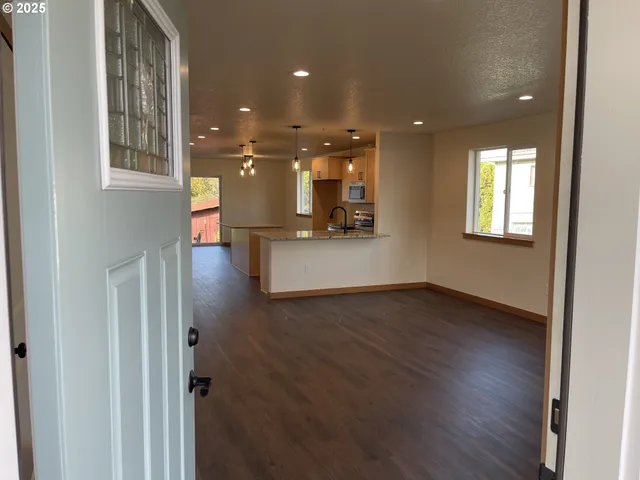 $429,000 | 300 North Jellison Street, Amity, OR 97101