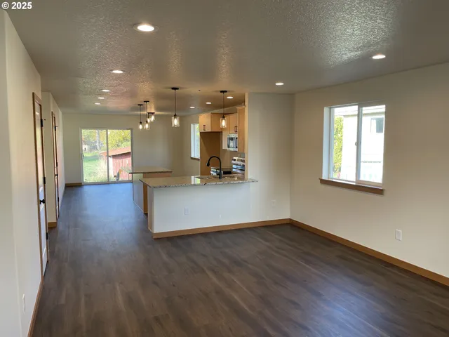 $429,000 | 300 North Jellison Street, Amity, OR 97101