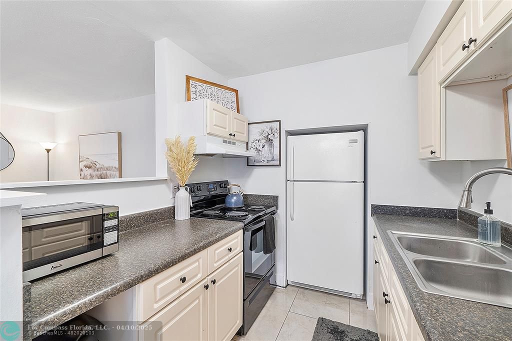 3230 Northeast 13th Street, Unit 102 Pompano Beach, FL 33062 - Photo 17 of 48