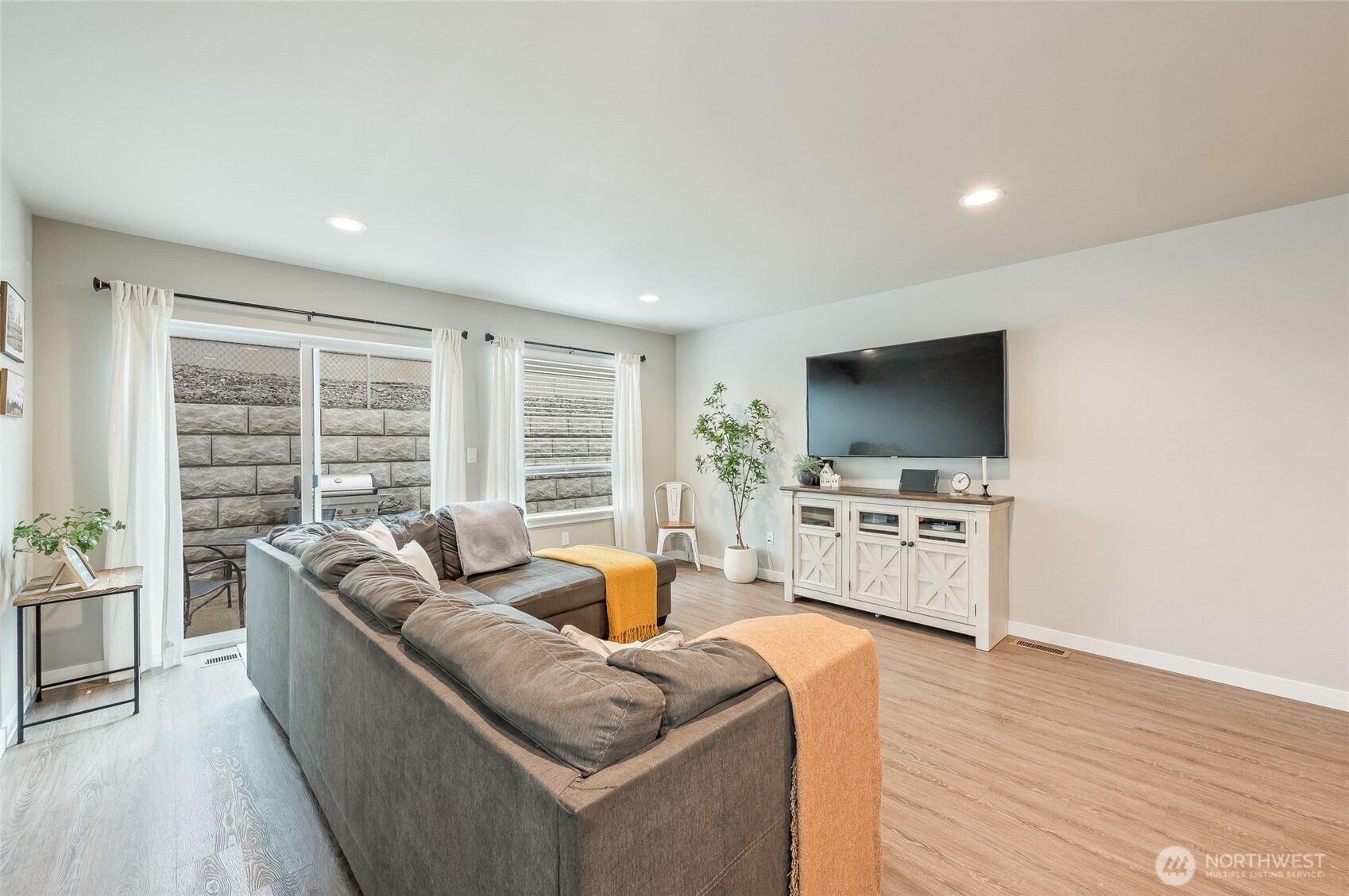 2205 Southeast Marlette Road East Wenatchee, WA 98802 - Photo 8 of 29 a living room with furniture and a flat screen tv