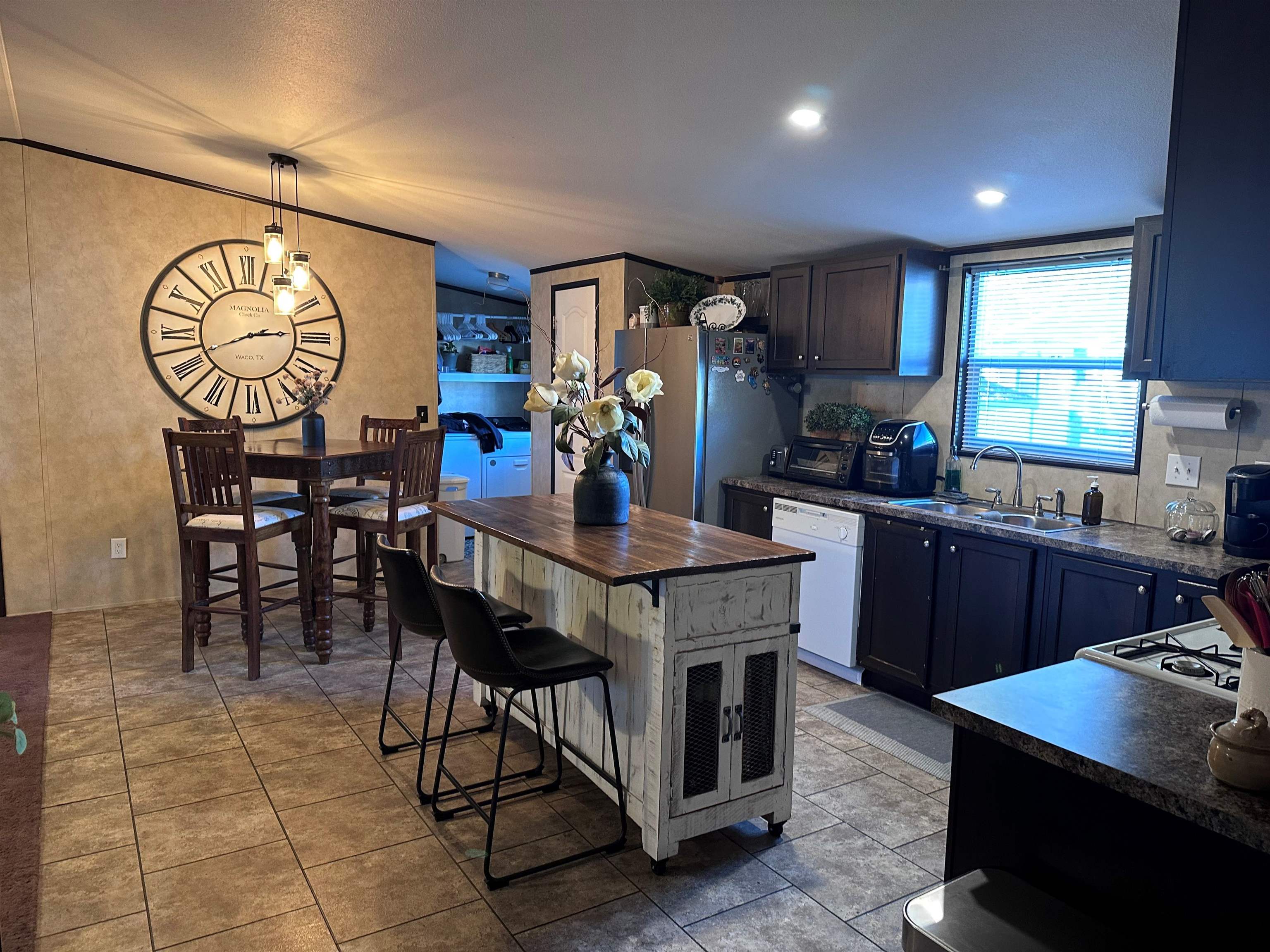 585-25 25 1/2 Road, Unit 125 Grand Junction, CO 81505 - Photo 7 of 24 a kitchen with a table and chairs in it