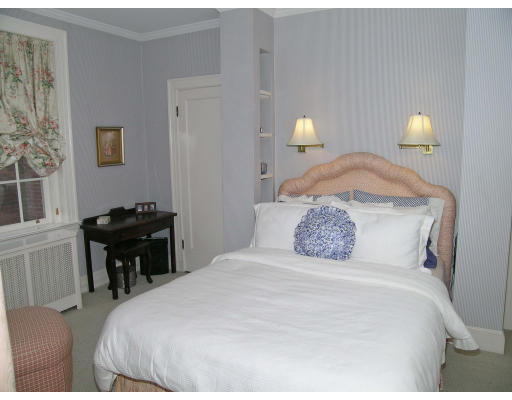 141 Beaconsfield Road, Unit 3 Brookline, MA 02445 - Photo 9 of 11