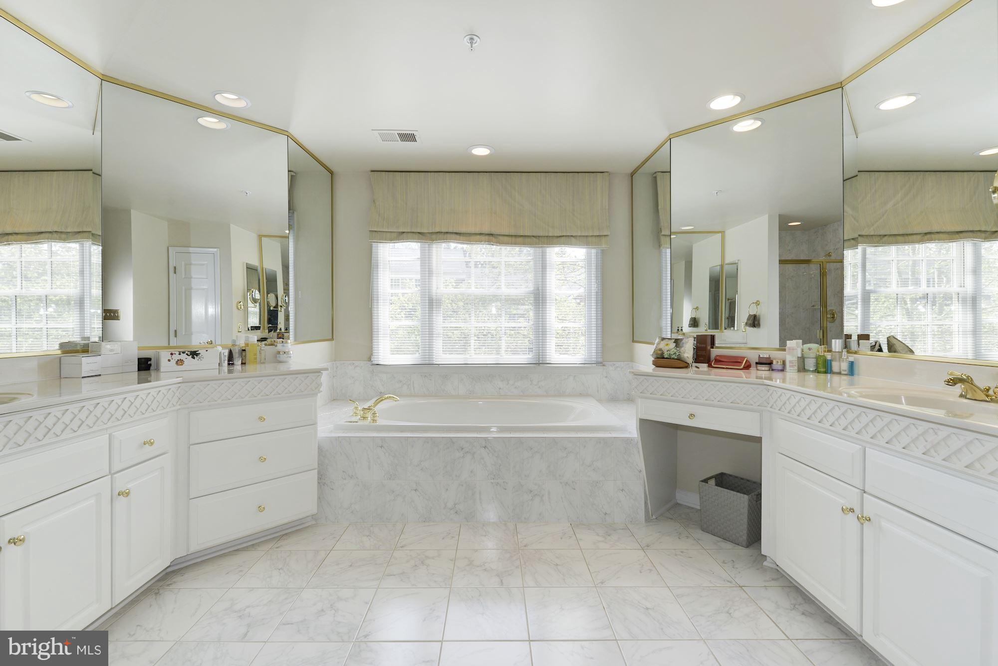 4005 Mansion Drive Northwest Washington, DC 20007 - Photo 18 of 32 Primary bath