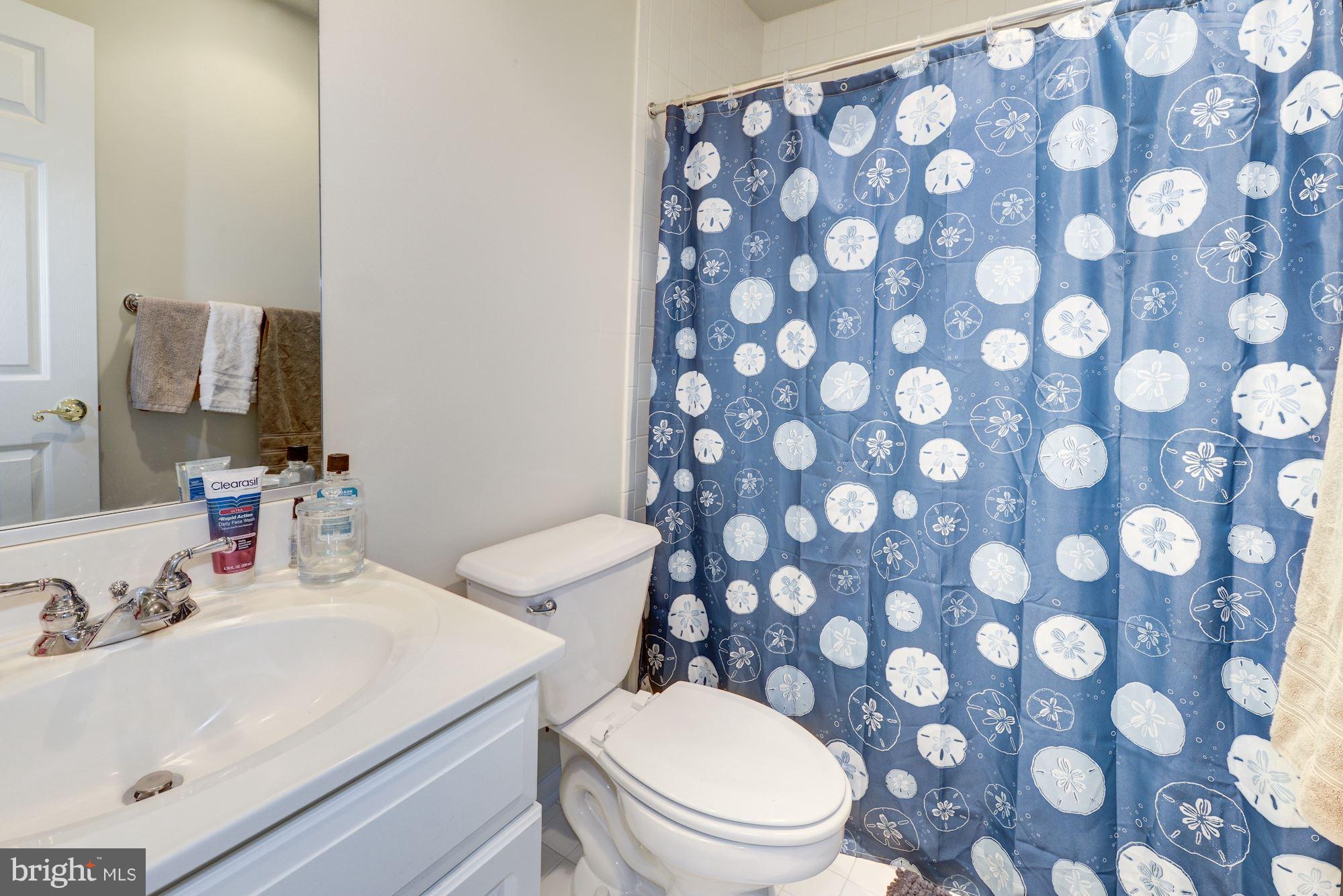 4005 Mansion Drive Northwest Washington, DC 20007 - Photo 21 of 32 Hall bath