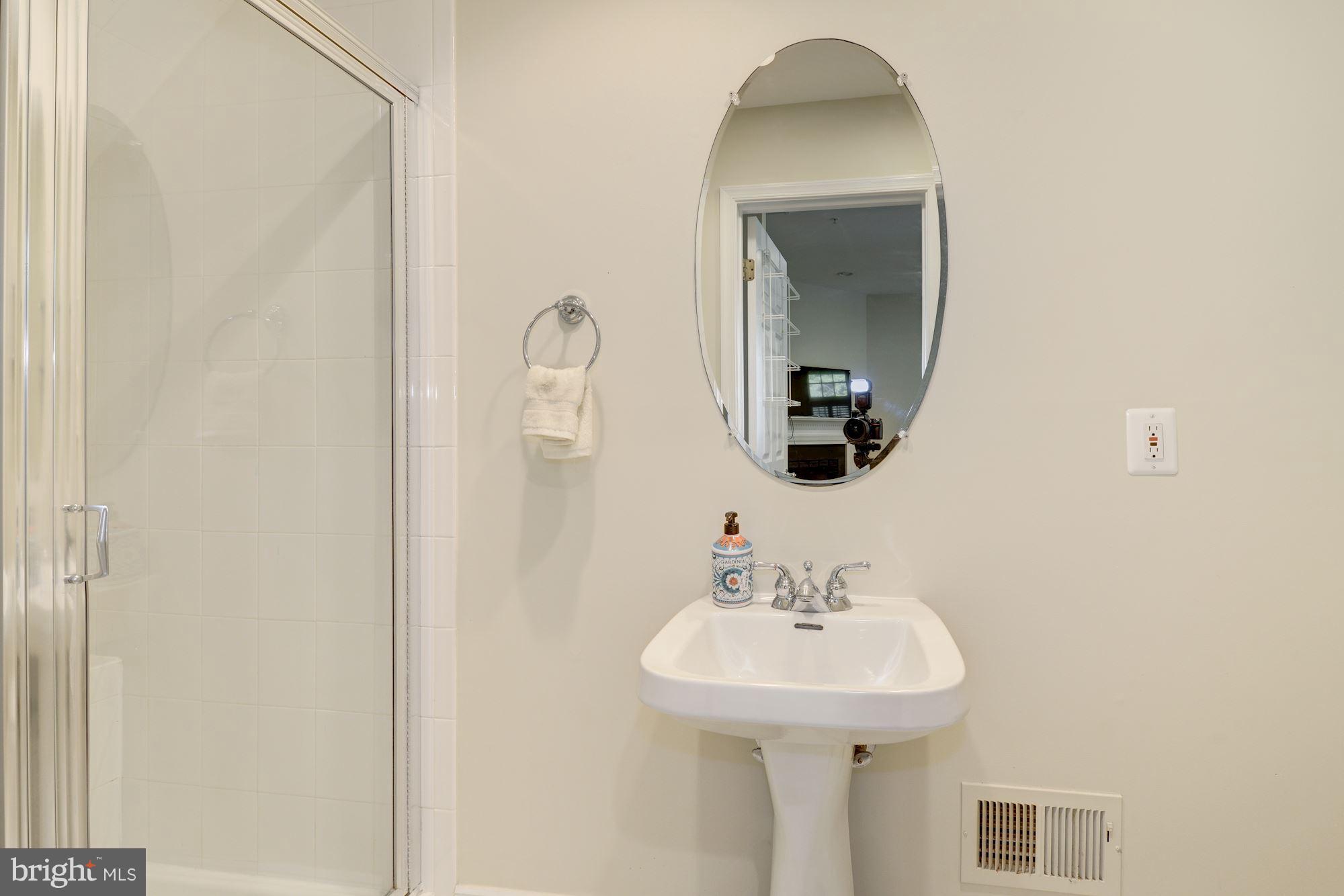 4005 Mansion Drive Northwest Washington, DC 20007 - Photo 25 of 32 Bath