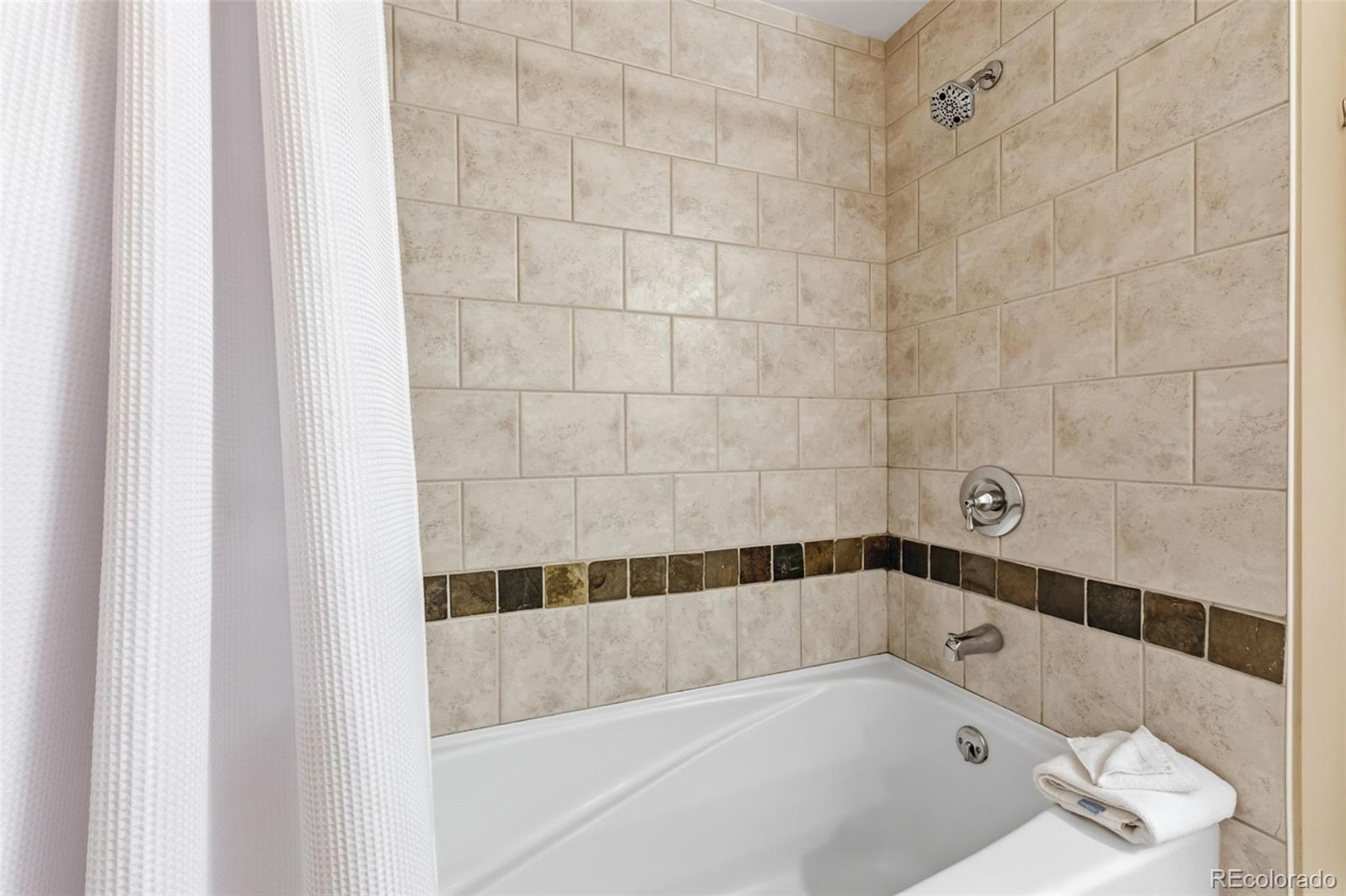 910 Copper Road, Unit 621 Frisco, CO 80443 - Photo 20 of 31 a bathroom with a bathtub