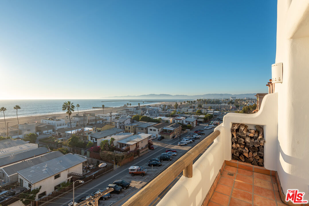 7047 Vista Del Mar Lane Playa del Rey, CA 90293 - Photo 16 of 75