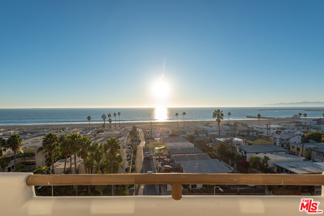 7047 Vista Del Mar Lane Playa del Rey, CA 90293 - Photo 19 of 75