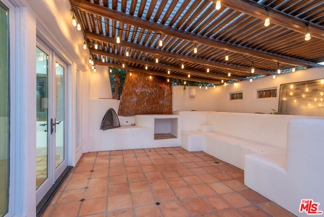 7047 Vista Del Mar Lane Playa del Rey, CA 90293 - Photo 4 of 75