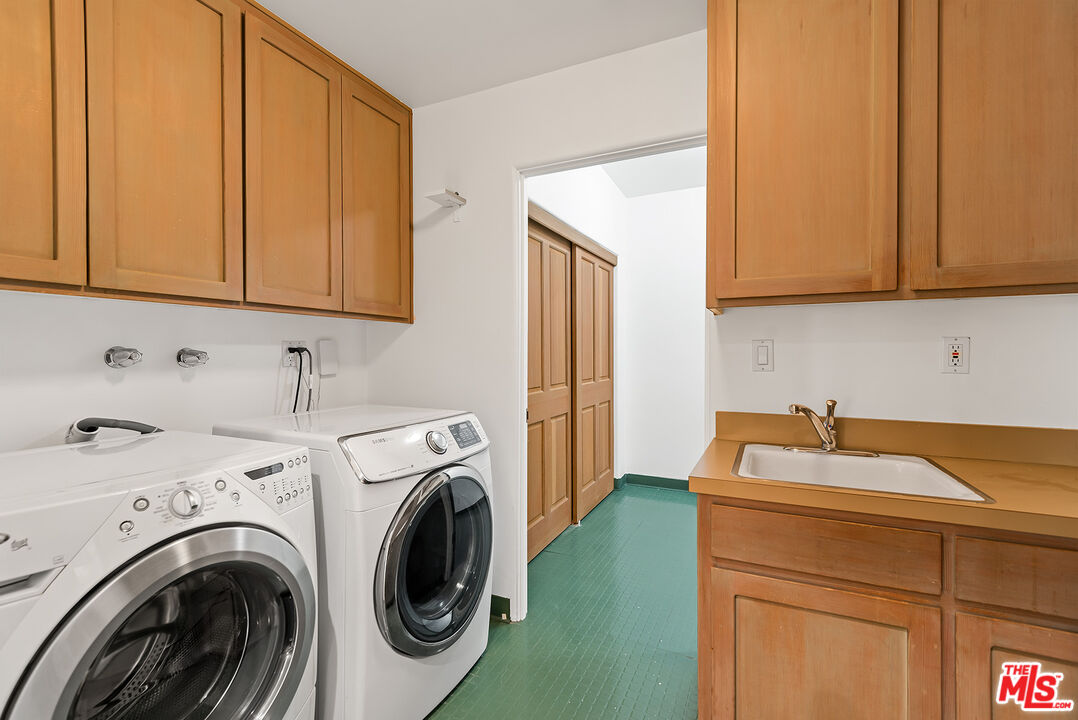 7047 Vista Del Mar Lane Playa del Rey, CA 90293 - Photo 42 of 75 a utility room with dryer and washer